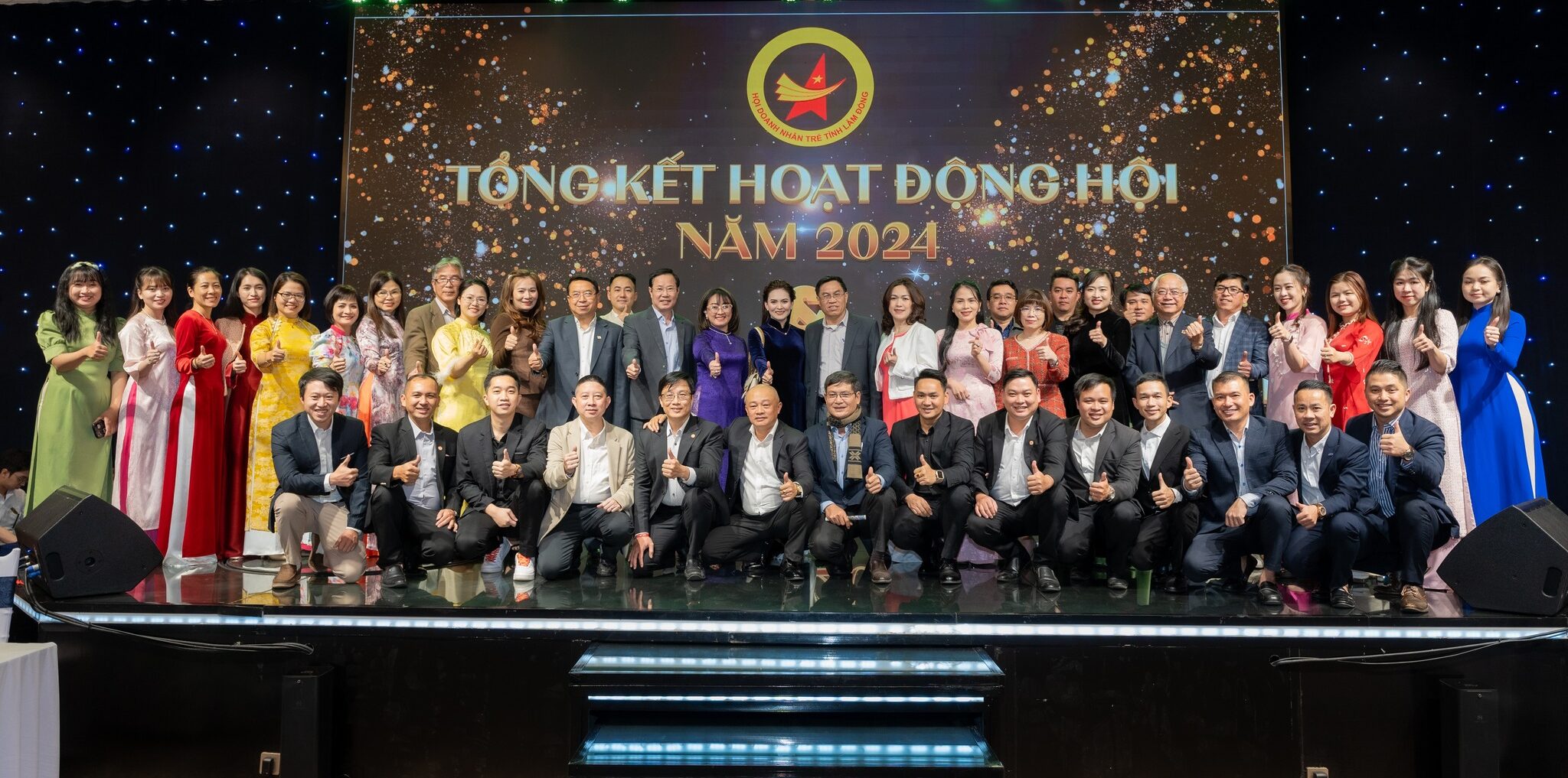 Trao giấy khen tại tiệc Year End Party YBA Lâm Đồng - YEP 2024 - tất niên Hội doanh nhân trẻ Lâm Đồng -ybalamdong.vn