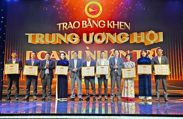 Trao giấy khen tại tiệc Year End Party YBA Lâm Đồng - YEP 2024 - tất niên Hội doanh nhân trẻ Lâm Đồng -ybalamdong.vn