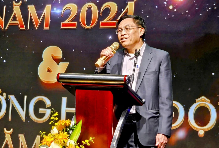 Trao giấy khen tại tiệc Year End Party YBA Lâm Đồng - YEP 2024 - tất niên Hội doanh nhân trẻ Lâm Đồng -ybalamdong.vn